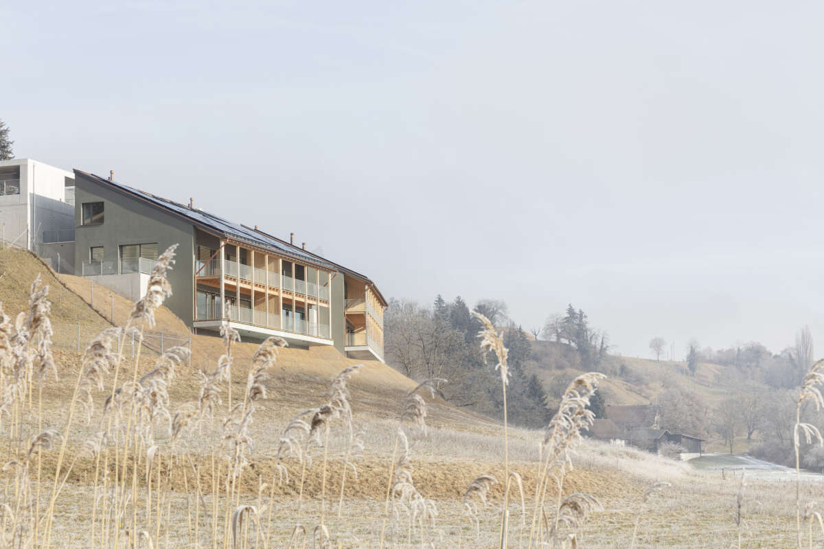 Orlando Architektur Neubau zwei Doppeleinfamilienhaeuser im Schueracher Waltenstein 1 Talblick Gebaeuden im Landschaft