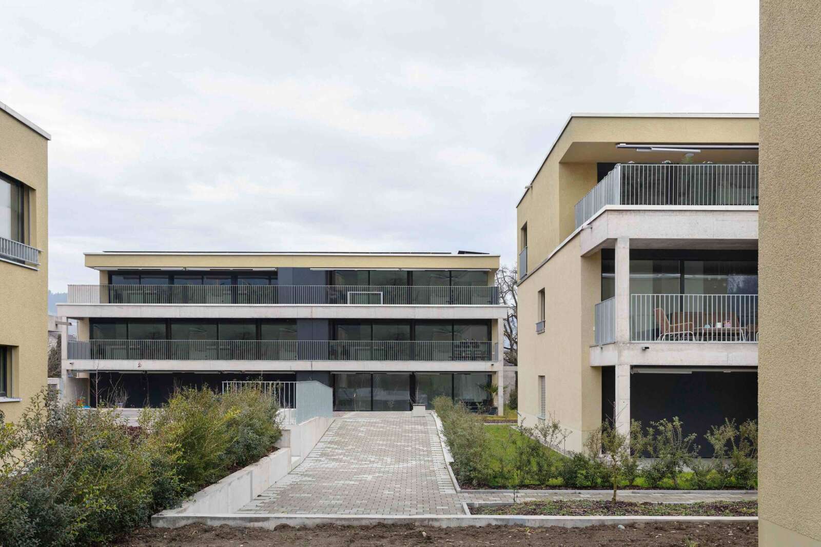 Orlando Architektur Neubau Wohnsiedlung Chruezgaessli Eschenz 1 Frontansicht Hof Terrasse Terrassenwelt