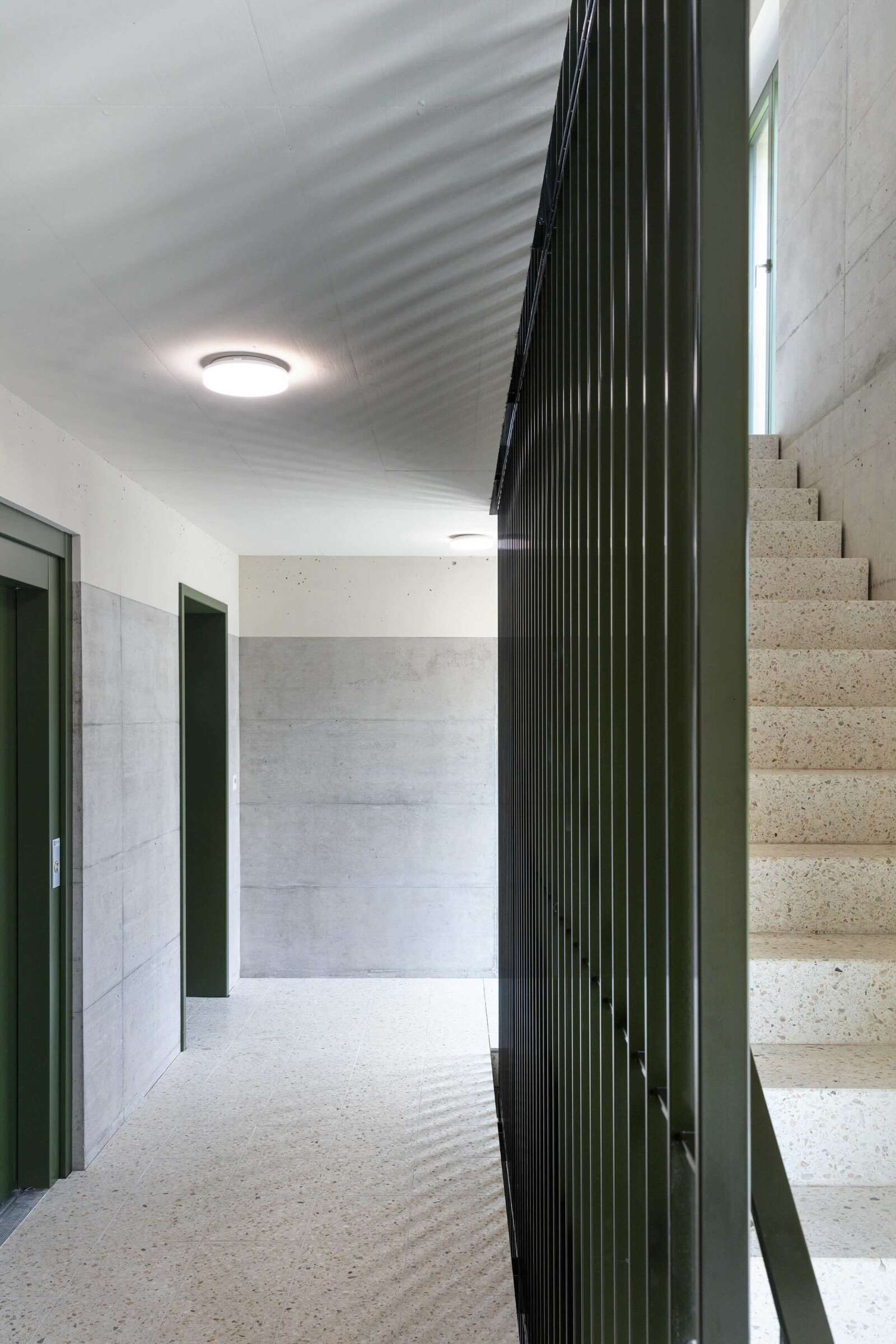 Orlando Architektur Neubau Wohnsiedlung Chruezgaessli Eschenz 6 1 Treppenhaus Detail Gruen Beton Farb und Materialkonzept
