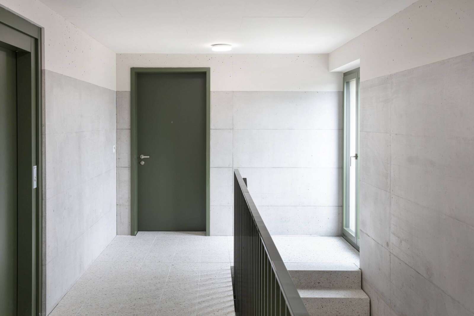 Orlando Architektur Neubau Wohnsiedlung Chruezgaessli Eschenz 6 2 Treppenhaus Eingang Materialisierung Beton Gruen