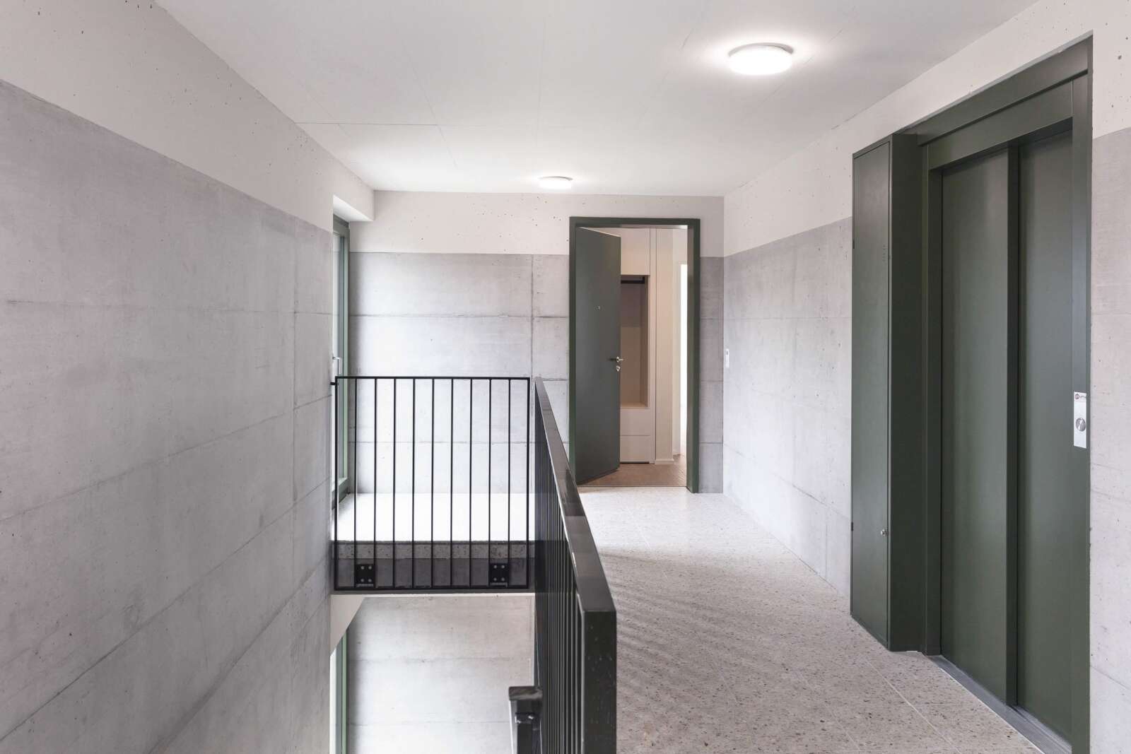 Orlando Architektur Neubau Wohnsiedlung Chruezgaessli Eschenz 7 2 Treppenhaus Eingang Materialisierung Beton Gruen Wohnung