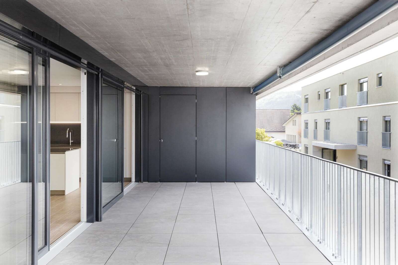 Orlando Architektur Neubau Wohnsiedlung Chruezgaessli Eschenz 9 Terrasse Aussenschrank Materialisierung Beton