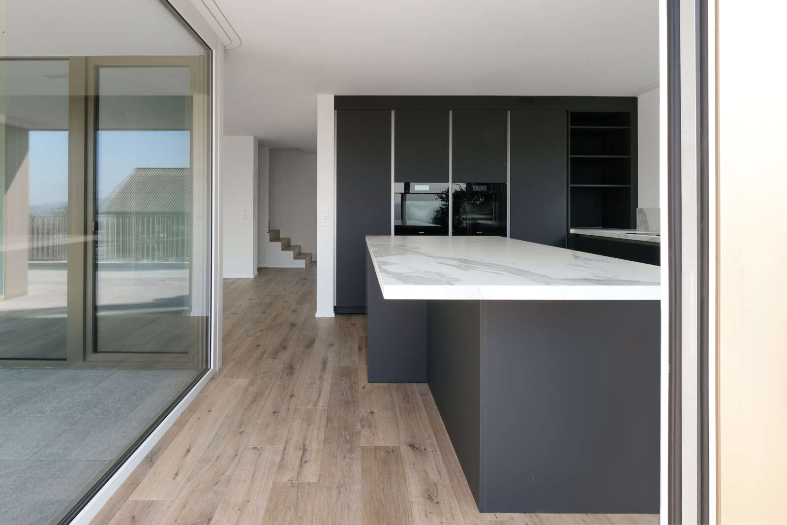 Orlando Architektur Neubau 2 Einfamilienhäuser Unterholzstrasse Ottoberg 11 Küche Essen Loggia