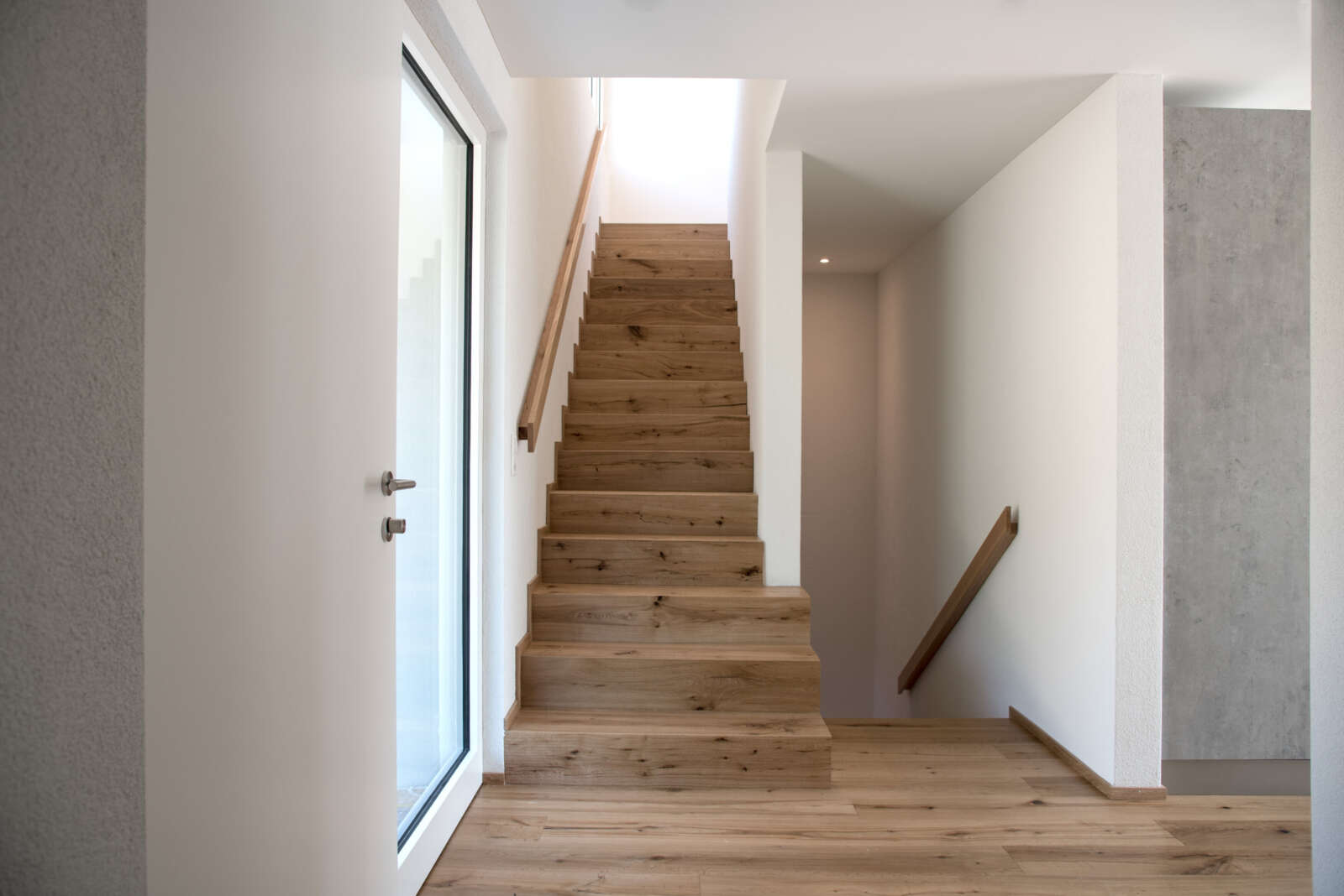 Orlando Architektur Neubau 2 Einfamilienhäuser Unterholzstrasse Ottoberg 5 Eingang Materialisierung Holztreppe