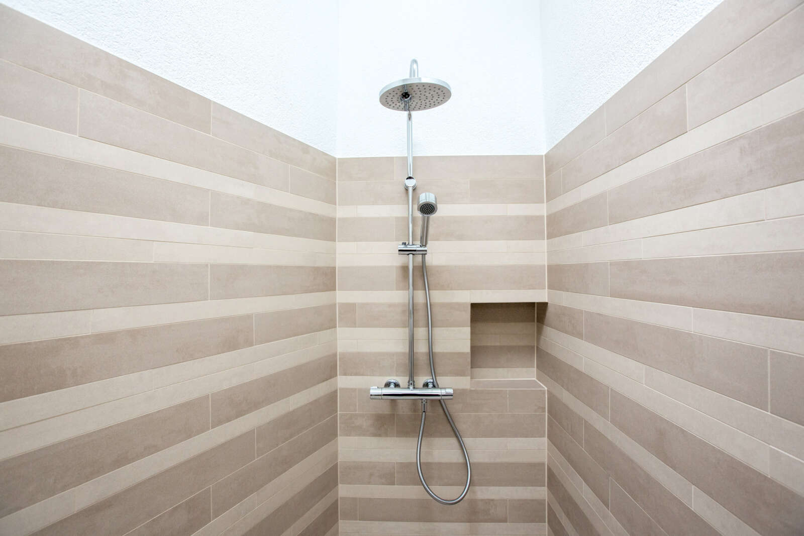 Orlando Architektur Neubau Einfamilienhaus Bolsternbuckstrasse Kollbrunn 7 Dusche Detail Materialisierung