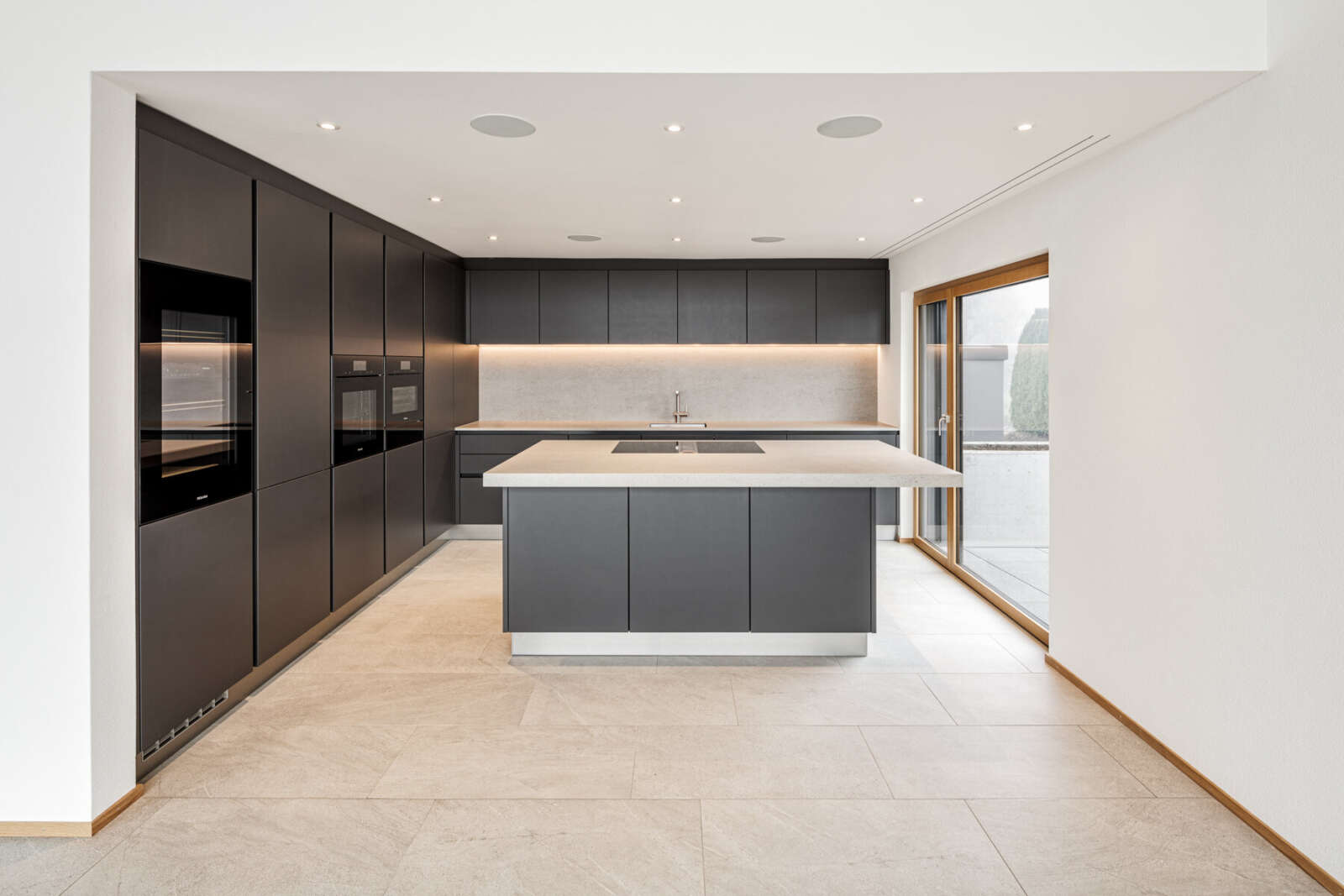 Orlando Architektur Neubau Einfamilienhaus Rigiblickstrasse Hausen am Albis 4 Küche Insel