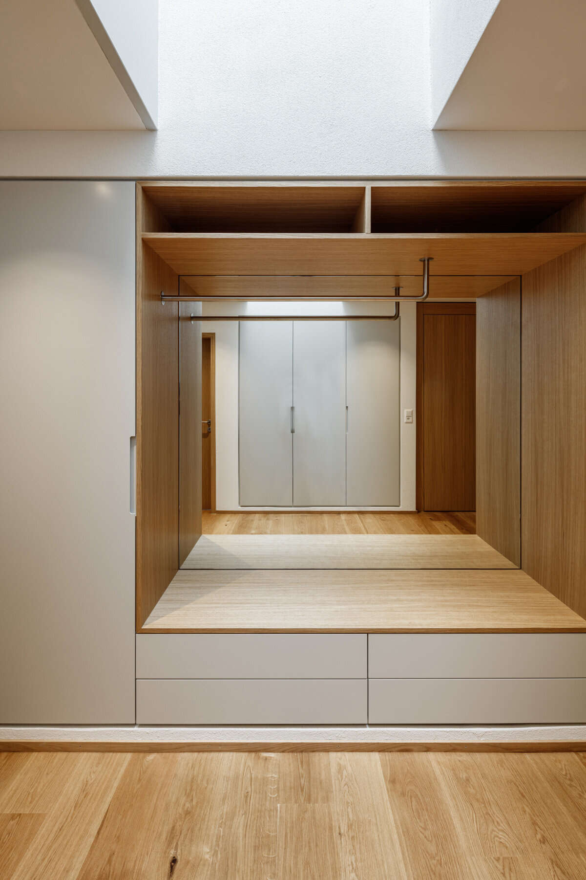 Orlando Architektur Neubau Einfamilienhaus Rigiblickstrasse Hausen am Albis 5 Eingangsituation Garderobe