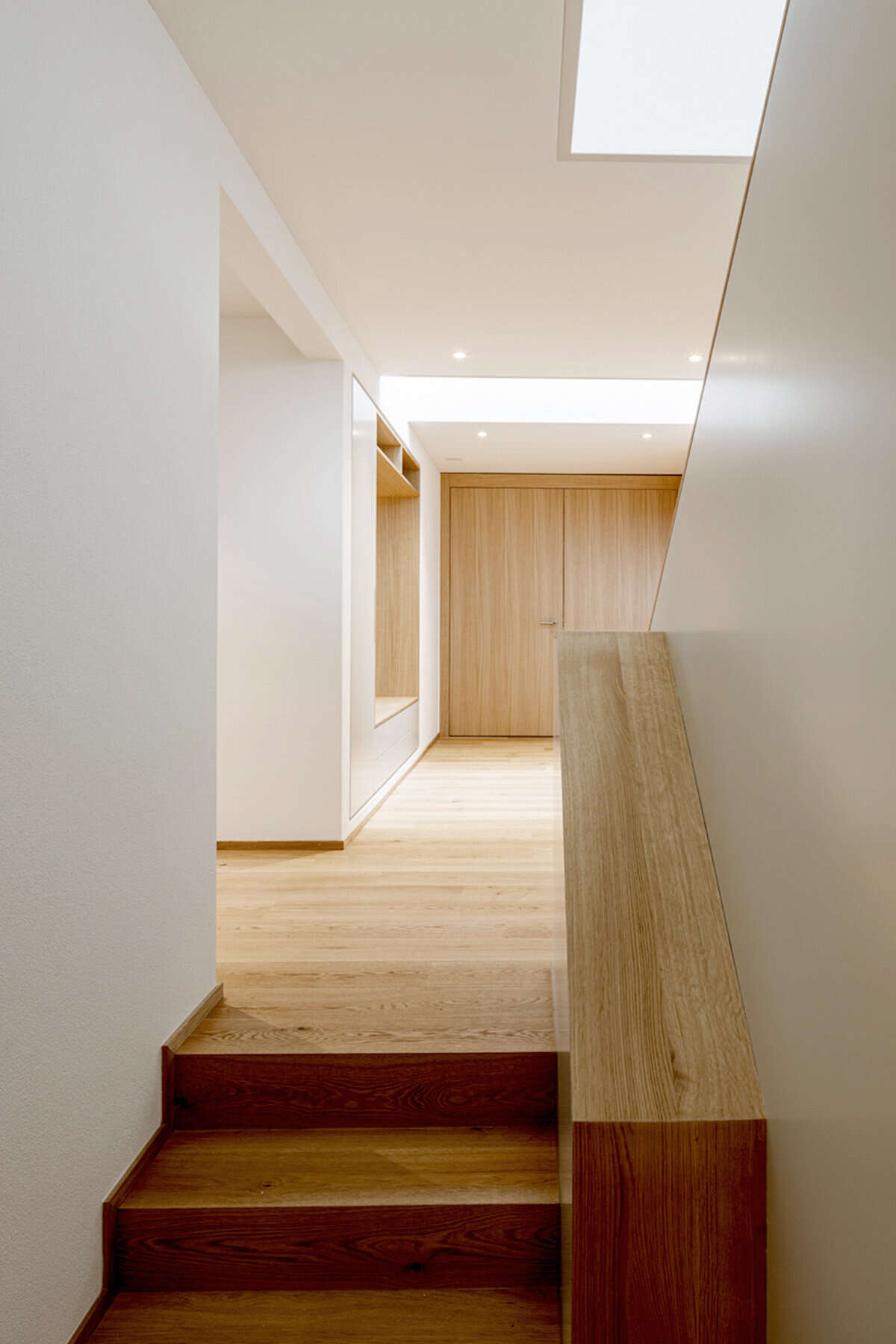 Orlando Architektur Neubau Einfamilienhaus Rigiblickstrasse Hausen am Albis 6 Treppe Oberlicht