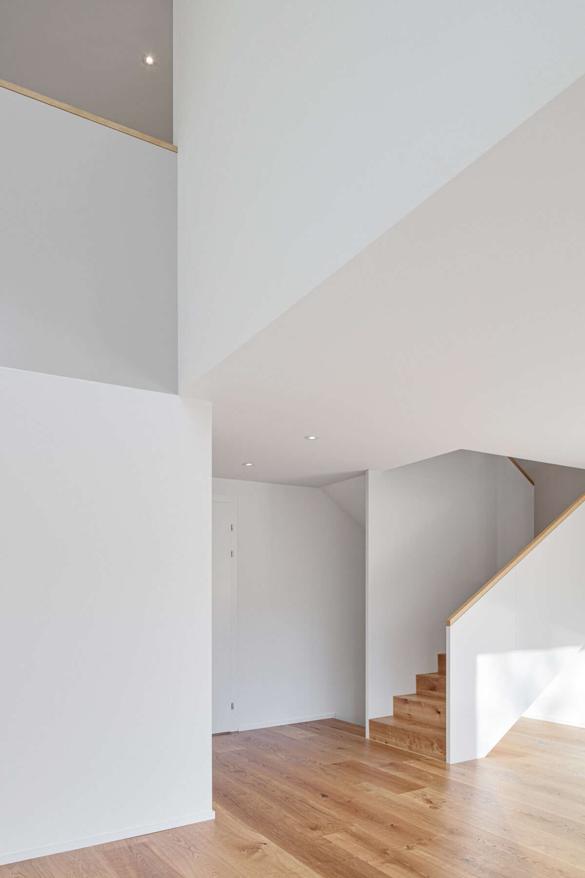 Orlando Architektur Neubau Mehrfamilienhaus Schlossstrasse Wiesendangen 4 Eingang Treppe Doppelhöhe