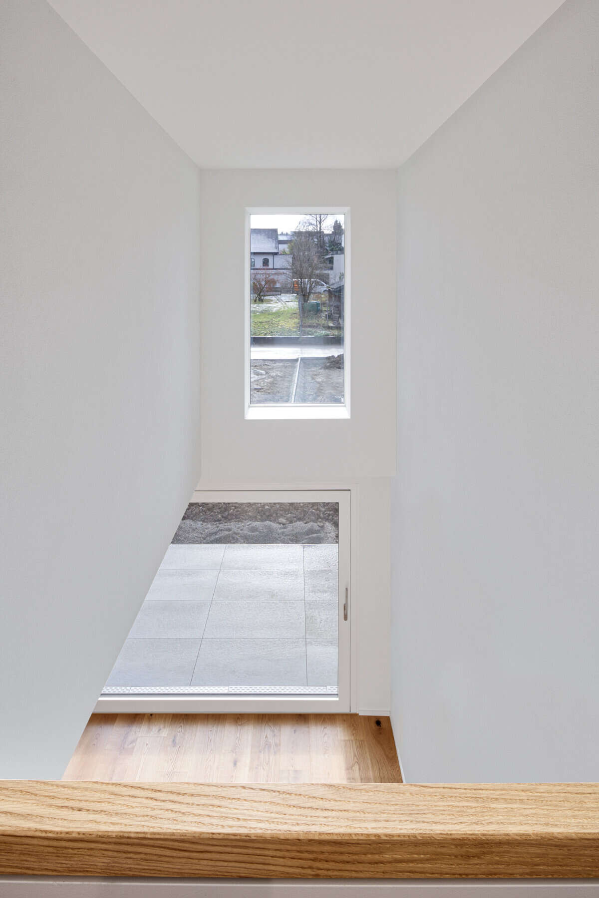 Orlando Architektur Neubau Mehrfamilienhaus Schlossstrasse Wiesendangen 5 Eingang Treppe Doppelhöhe