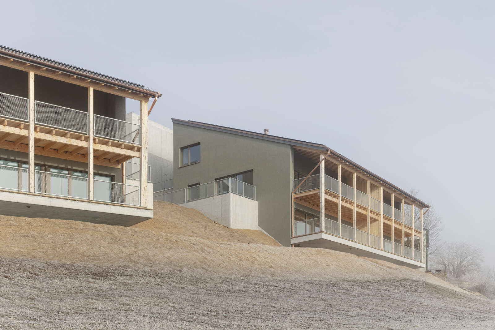 Orlando Architektur Neubau zwei Doppeleinfamilienhaeuser im Schueracher Waltenstein 3 Lauben Putz Holz