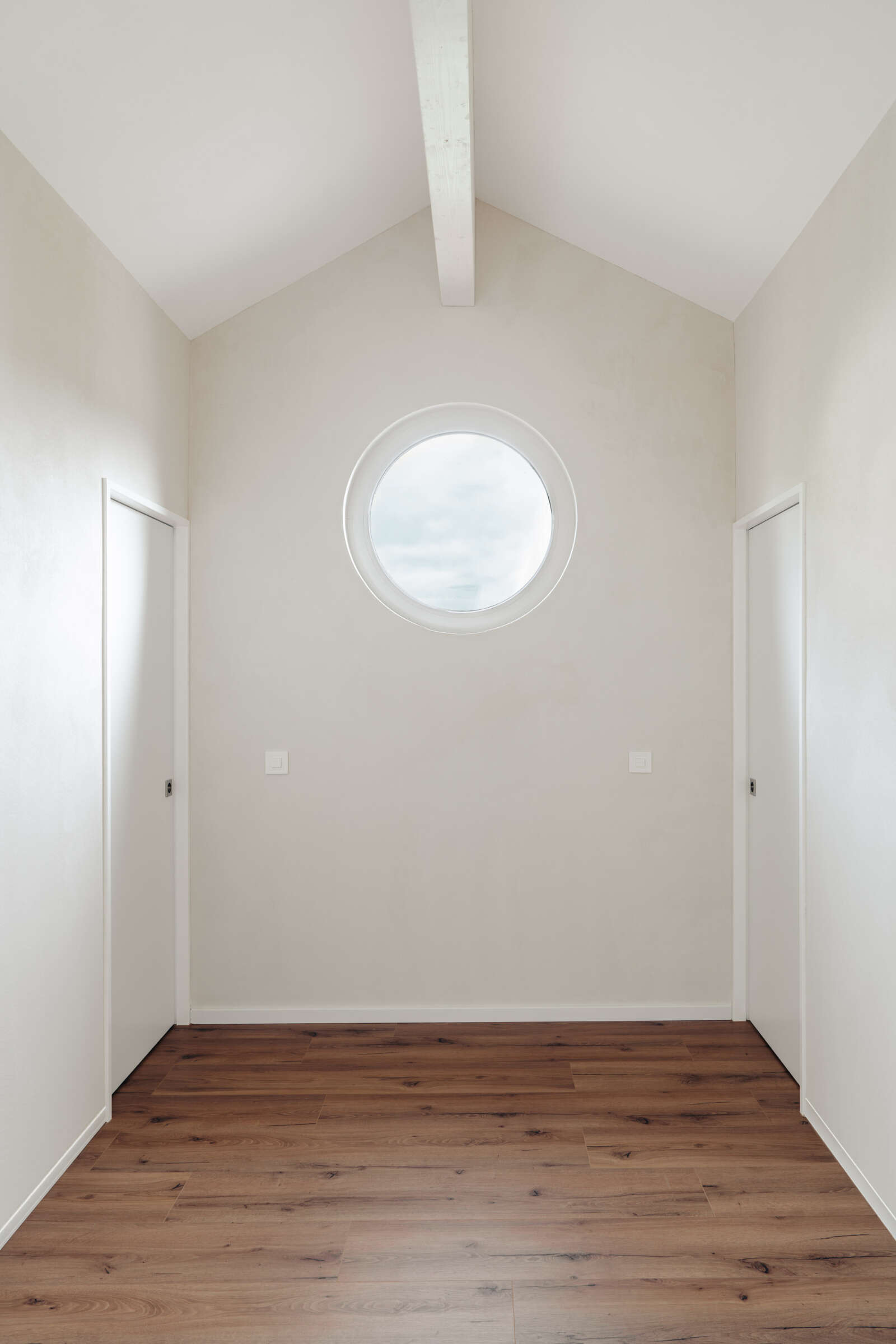 Orlando Architektur Umbau und Erweiterung Einfamilienhaus Haltenstrasse Neftenbach 12 Runde Fenster Ankleide Geschlossen