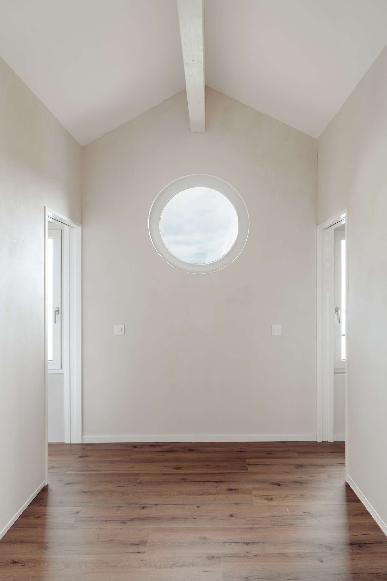 Orlando Architektur Umbau und Erweiterung Einfamilienhaus Haltenstrasse Neftenbach 13 Runde Fenster Ankleide Offen