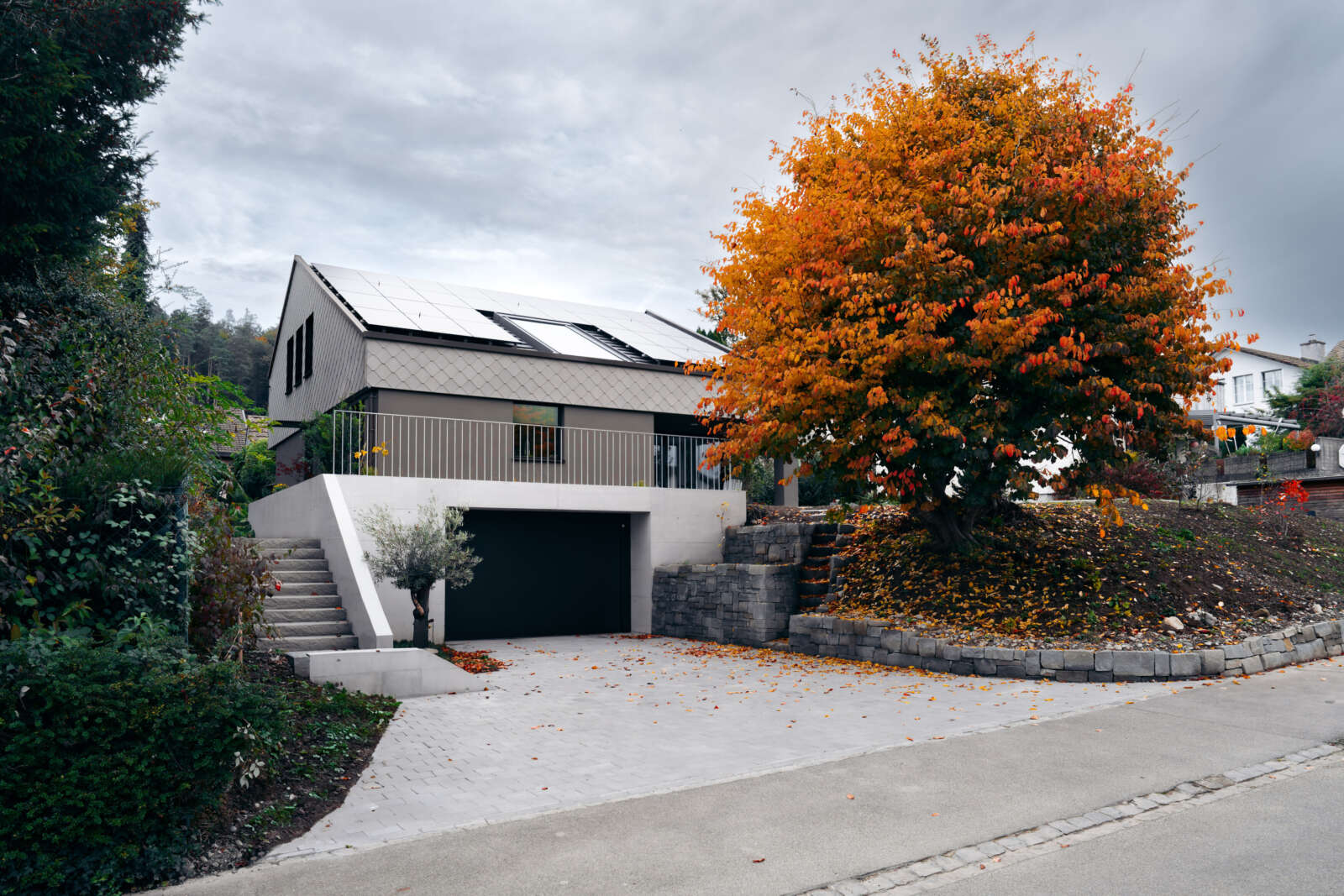 Orlando Architektur Umbau und Erweiterung Einfamilienhaus Haltenstrasse Neftenbach 15 Strassenansicht Garage