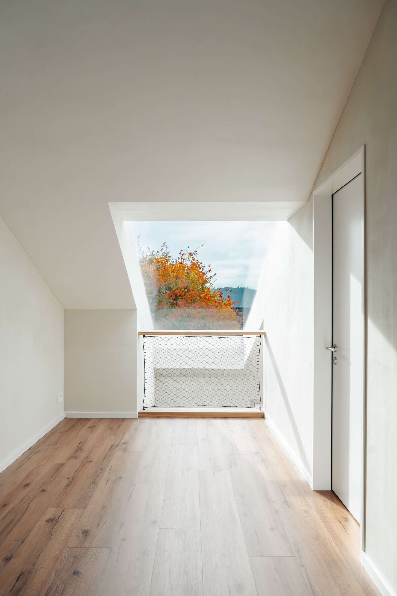 Orlando Architektur Umbau und Erweiterung Einfamilienhaus Haltenstrasse Neftenbach 6 Bibliothek Geländer Dachfenster