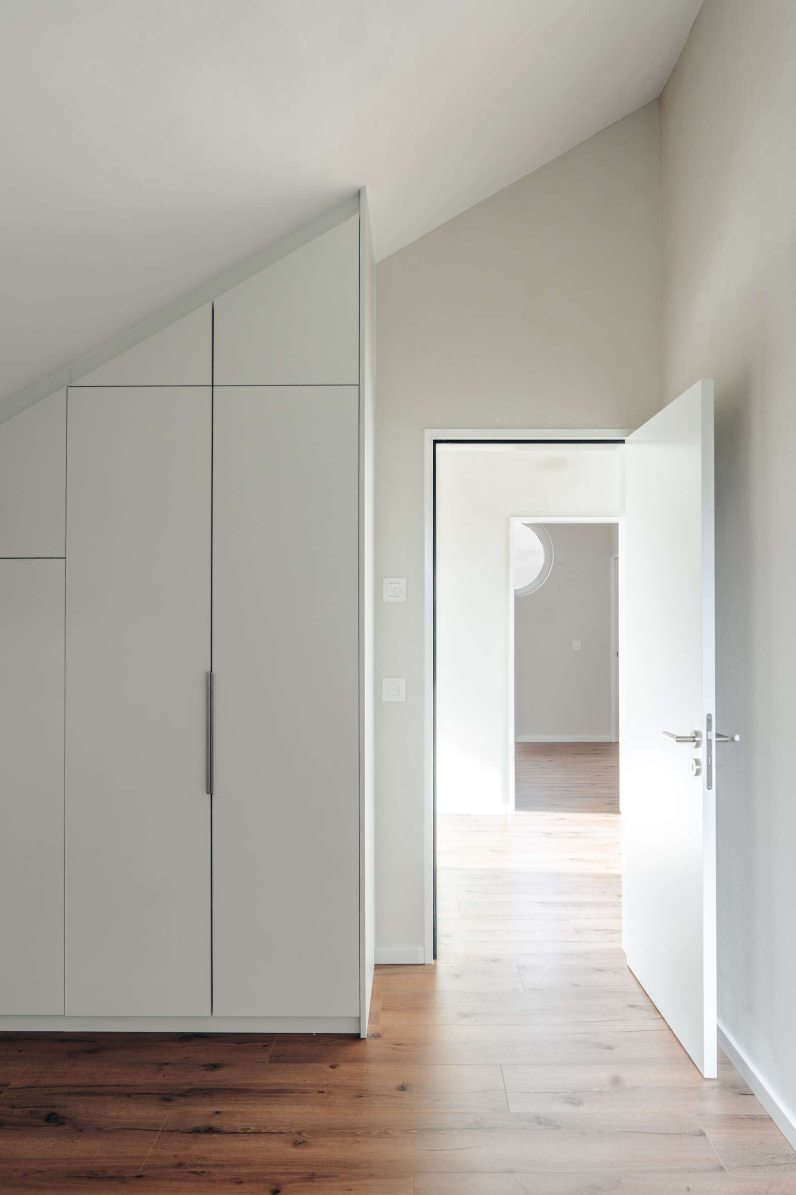 Orlando Architektur Umbau und Erweiterung Einfamilienhaus Haltenstrasse Neftenbach 8 Bibliothek Zimmer Schrank Dachschräge Detail