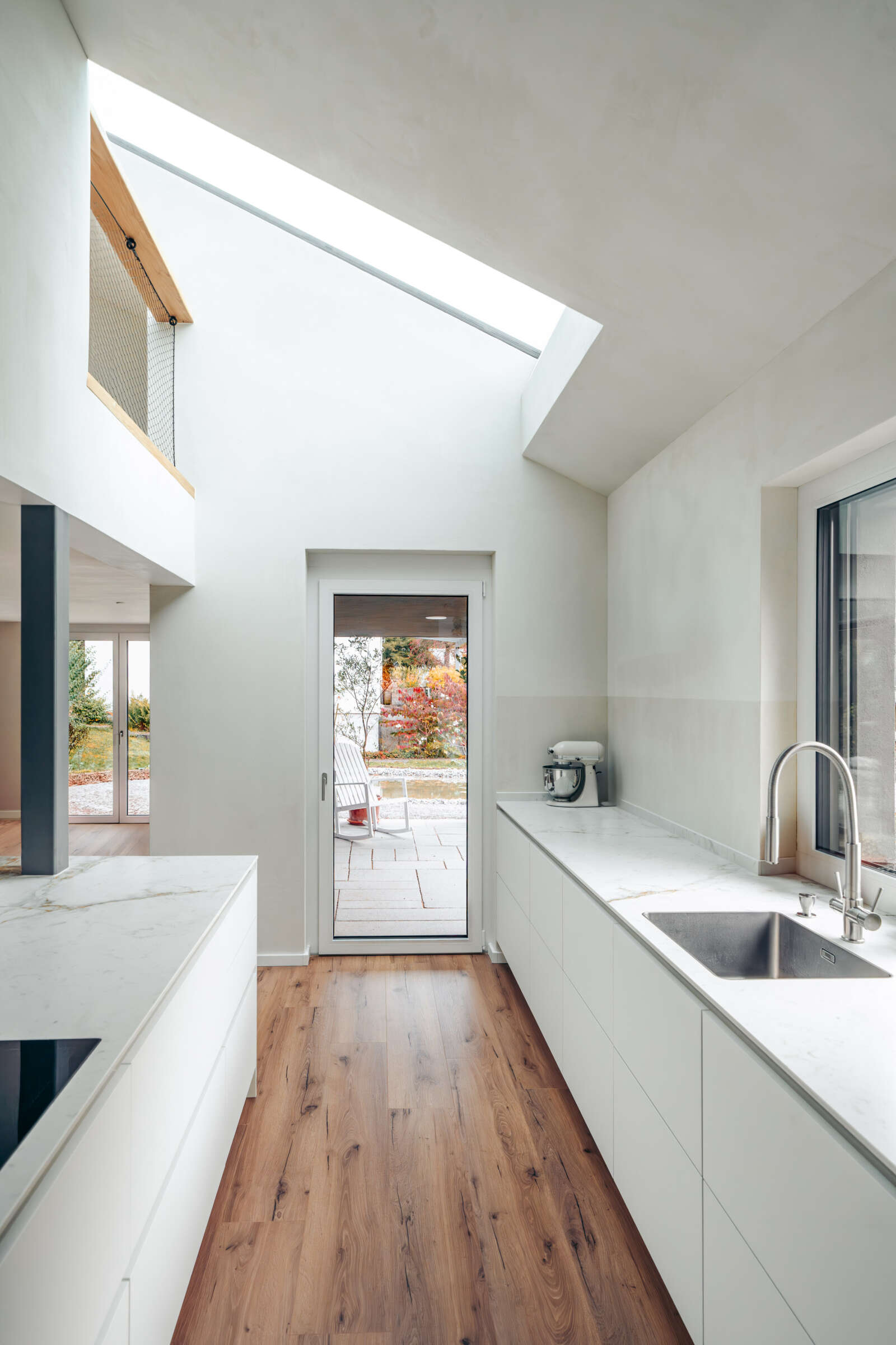 Orlando Architektur Umbau und Erweiterung Einfamilienhaus Haltenstrasse Neftenbach 9 Küche Galerie Doppelhöhe