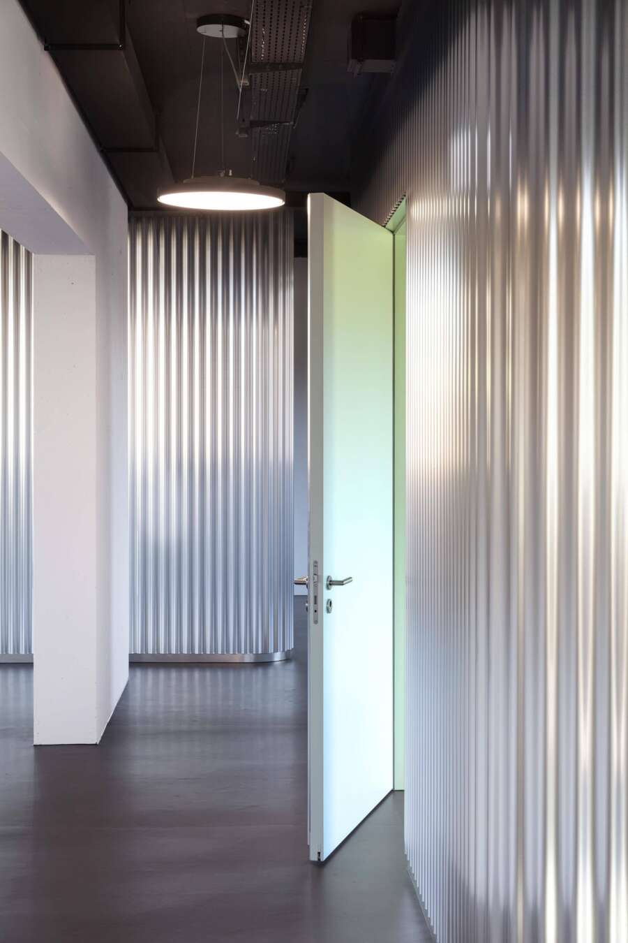 Orlando Klossner Architektur Ausbau Architekturbuero Zuercherstrasse Winterthur 3 Aluminium Wellblech Tuer Farb Konzept Detail